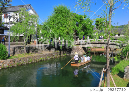 【岡山県】快晴の倉敷美観地区（舟流し） 99277730