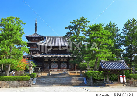【奈良県】快晴下の法隆寺　五重塔と中門 99277753
