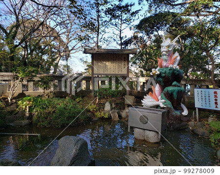 神社の境内の庭園 神社の境内の庭園 99278009