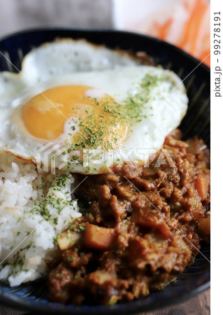 家でスパイスから作った目玉焼きを乗せたキーマカレー 家でスパイスから作った目玉焼きを乗せたキーマカレー 99278191