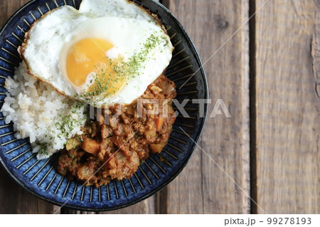 家でスパイスから作った目玉焼きを乗せたキーマカレー 99278193