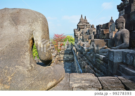 インドネシアジャワ島の世界遺産、ボロブドゥール遺跡 99278393