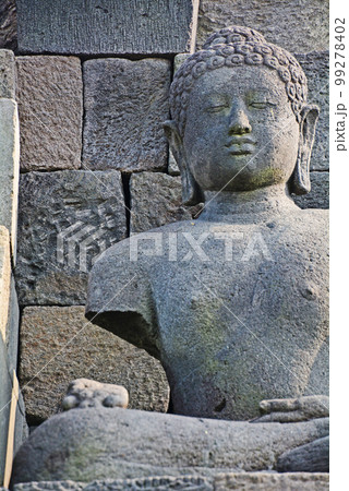 インドネシアジャワ島の世界遺産、ボロブドゥール遺跡 99278402