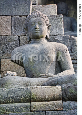 インドネシアジャワ島の世界遺産、ボロブドゥール遺跡 99278404