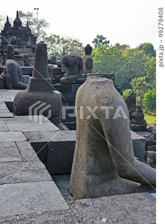 インドネシアジャワ島の世界遺産、ボロブドゥール遺跡 99278408