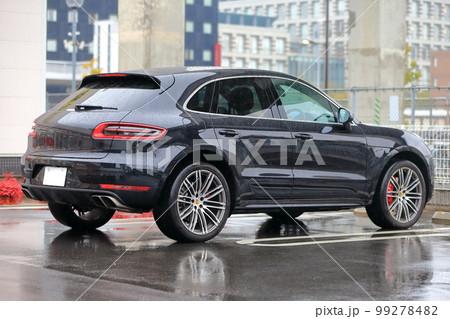 駐車場の黒いスポーツカー　イメージ 99278482