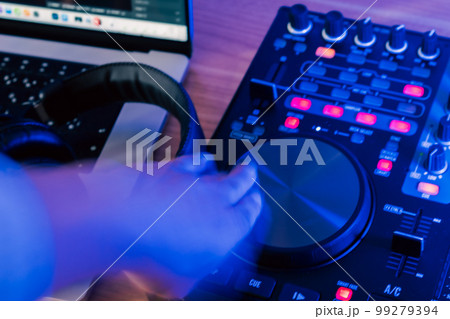 ミキシングを部屋で楽しむ男性 99279394