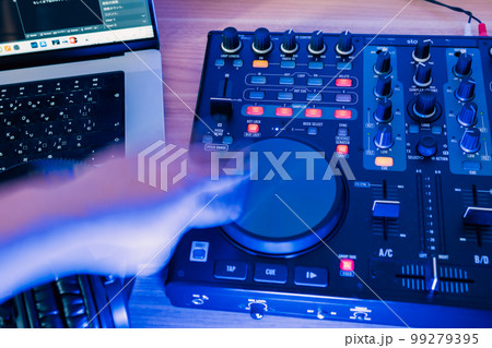 ミキシングを部屋で楽しむ男性 99279395