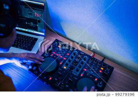 ミキシングを部屋で楽しむ男性 99279396