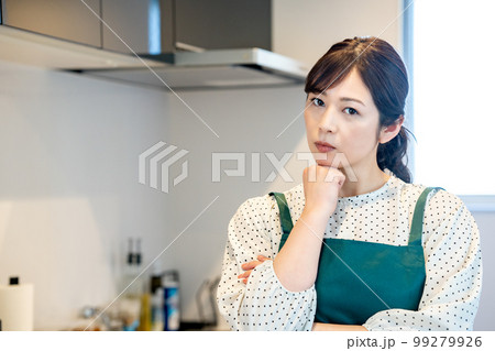 不満顔のエプロンをした主婦 99279926