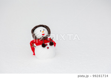 イヤーマフをした雪だるま イヤーマフをした雪だるま 99281714