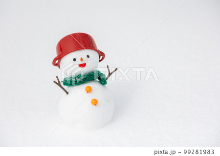 鍋の帽子の雪だるま 99281983