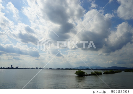 湖畔の夕景 99282503