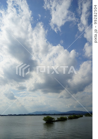 湖畔の夕景 99282504