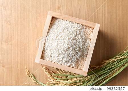 升に盛ったもち米 99282567