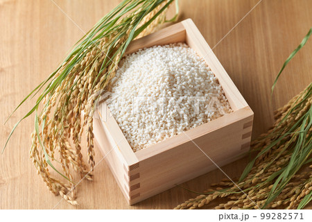 升に盛ったもち米 99282571