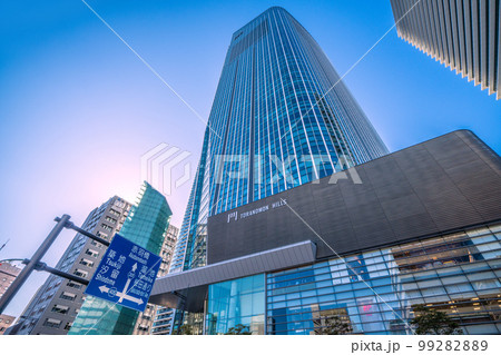 日本の東京都市景観 虎ノ門ヒルズや虎ノ門ヒルズビジネスタワー、標識などを望む 日本の東京都市景観 虎ノ門ヒルズや虎ノ門ヒルズビジネスタワー、標識などを望む 99282889
