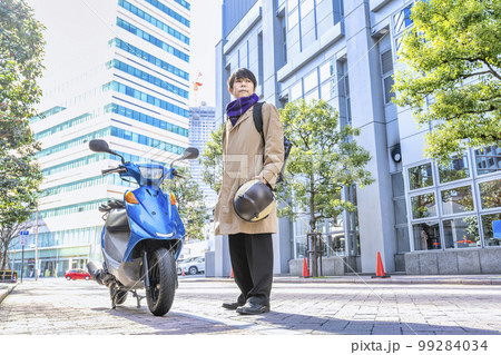 バイク通勤をするビジネスマン 横浜 バイク通勤をするビジネスマン 横浜 99284034