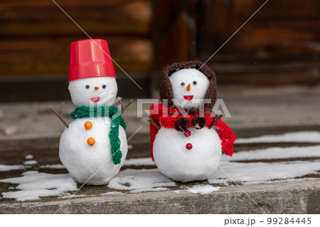 ウィンターリゾートのペア雪だるま 99284445