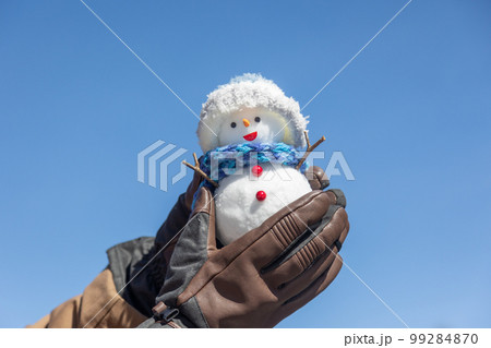 青空と雪だるまを持つ人 99284870