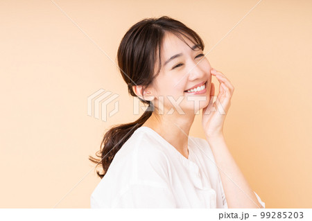 若い女性のビューティ 99285203
