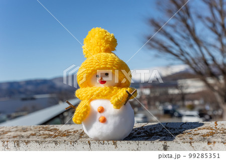 黄色い帽子の雪だるま 99285351