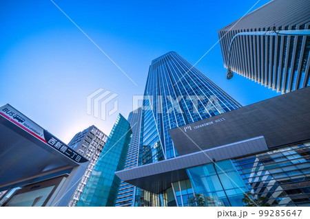 日本の東京都市景観 西新橋2丁目から虎ノ門ヒルズや虎ノ門ヒルズビジネスタワーなどを望む 99285647