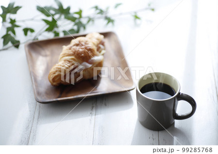コーヒーとパンの朝食 コーヒーとパンの朝食 99285768