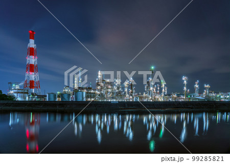 【工場夜景】三重県四日市の工場夜景　パノラマ 99285821