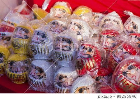正月　だるま　ダルマ　露店　縁起物　縁日　伝統 99285946