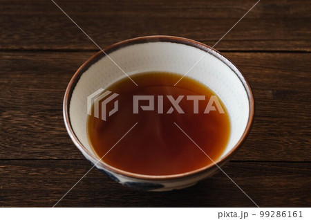 温かい醤油味のスープ 99286161
