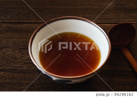 温かい醤油味のスープ 99286162