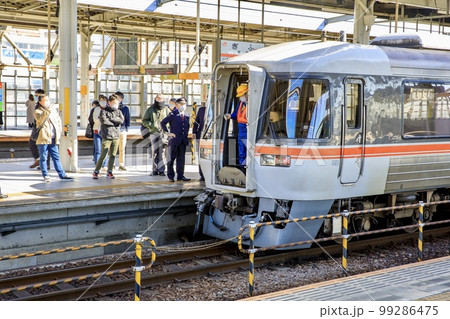 特急ひだ　岐阜駅での連結作業風景 99286475