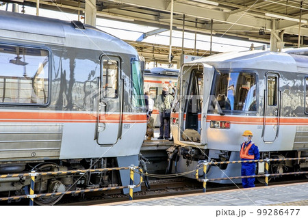 特急ひだ　岐阜駅での連結作業風景 99286477