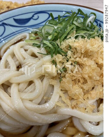 うどん専門店で食べる「ぶっかけうどん（冷）」 99287947