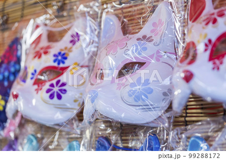 狐 狐のお面 お面 お祭り 縁日 屋台 神社 ネコの写真素材 [99288172