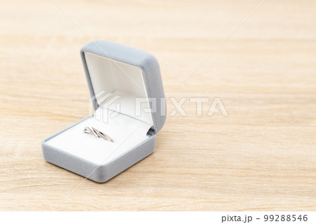 机に置かれた指輪 99288546