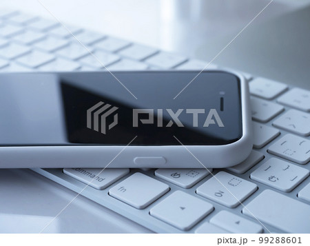 パソコン、スマホのビジネスイメージ パソコン、スマホのビジネスイメージ 99288601