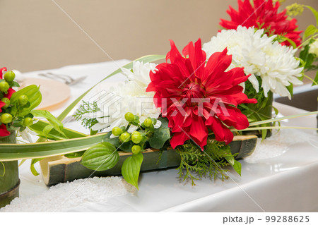 和風メージ 結婚式 菊とダリアと竹の装花 の写真素材 [99288625] - PIXTA