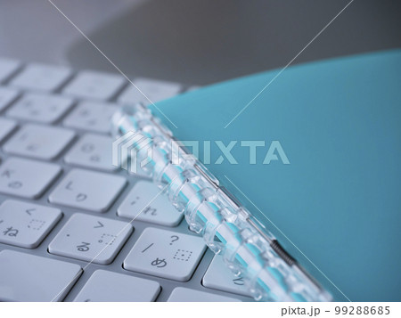 手帳、パソコンのビジネスイメージ  99288685