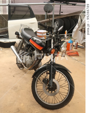 整備中のホンダCB50 99288789