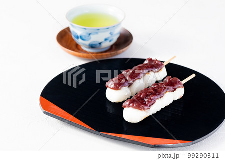 黒いお盆にのった団子 99290311