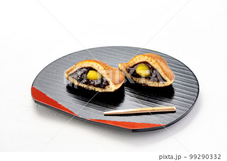 黒いお盆にのった栗どら焼き 黒いお盆にのった栗どら焼き 99290332