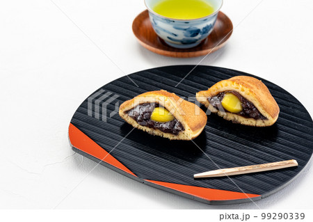 黒いお盆にのったどら焼き 黒いお盆にのったどら焼き 99290339