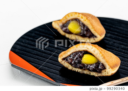 お盆にのった栗入りどら焼き お盆にのった栗入りどら焼き 99290340