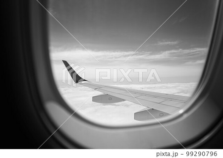 飛行機　機内からの景色　モノクロ　 99290796