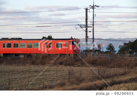 夕方の中海沿線を走る朱色の普通列車 99290933