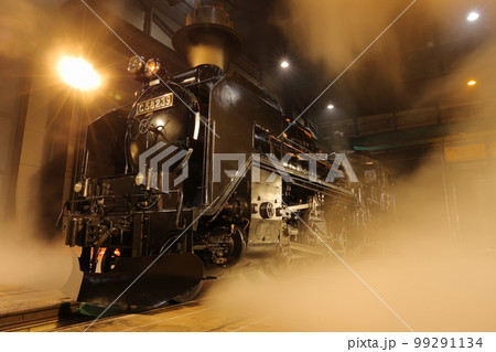 夜の機関庫にたたずむ蒸気機関車 C58239 SL銀河の写真素材 [99291134