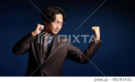 ファイティングポーズをとる若いビジネスパーソン ファイティングポーズをとる若いビジネスパーソン 99291432