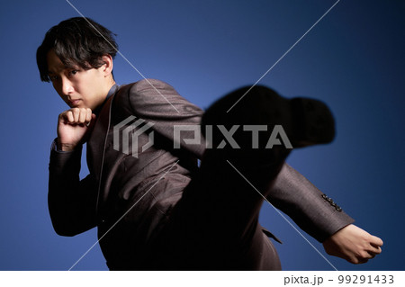 ハイキックをするスーツ姿のビジネスパーソン ビジネスイメージ ハイキックをするスーツ姿のビジネスパーソン ビジネスイメージ 99291433
